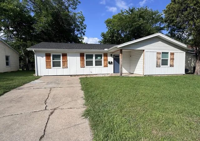 Photo 1 of Single family home for sale at 520 King St, Burleson, TX 76028 | MLS# 21269942 | Listing updated on 2026-09-11