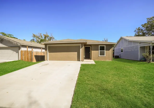 Photo 1 of Sale Pending at 823 Dawson St, Waco, TX 76704 | MLS# 21270336 | Listing updated on 2026-09-11
