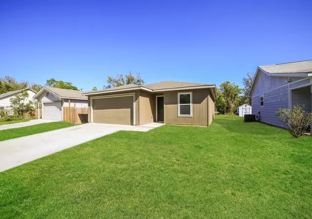 Photo 2 of Sale Pending at 823 Dawson St, Waco, TX 76704 | MLS# 21270336 | Listing updated on 2026-09-11
