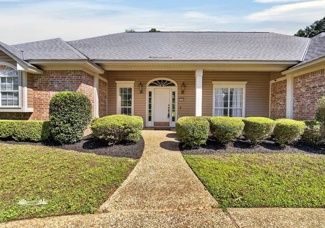 Photo 2 of Single family home for sale at 5540 Bent Tree Dr, Shreveport, LA 71115 | MLS# 21270831 | Listing updated on 2026-08-01