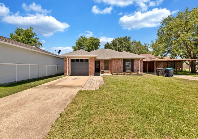 Photo 2 of Sale Pending at 11320 Golden Triangle Cir, Fort Worth, TX 76244 | MLS# 21266104 | Listing updated on 2026-09-16