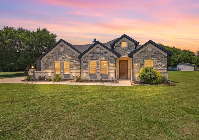 Photo 2 of Single family home for sale at 1501 Business Hwy 121, Trenton, TX 75490 | MLS# 21258343 | Listing updated on 2026-10-20