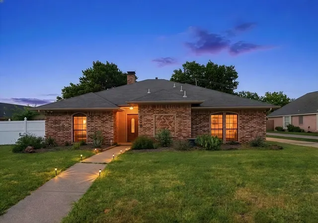 Photo 1 of Single family home for sale at 638 Park Ln, Lewisville, TX 75077 | MLS# 21269296 | Listing updated on 2026-09-13