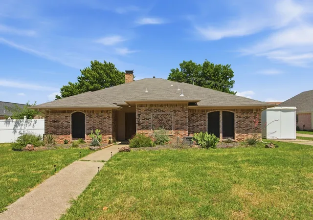 Photo 2 of Single family home for sale at 638 Park Ln, Lewisville, TX 75077 | MLS# 21269296 | Listing updated on 2026-09-13