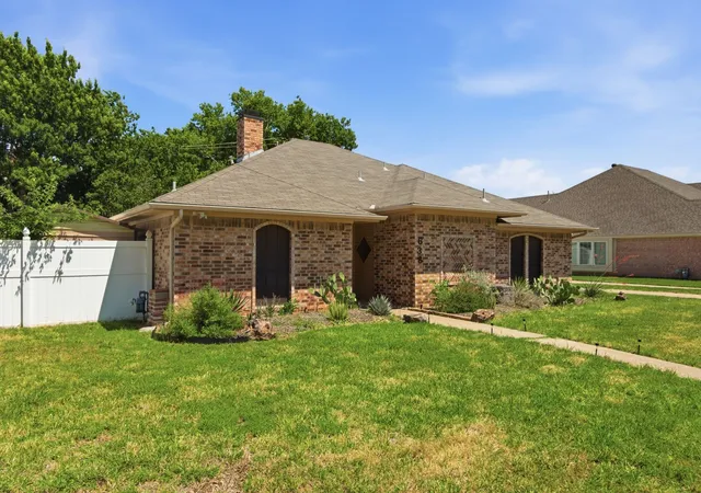 Photo 3 of Single family home for sale at 638 Park Ln, Lewisville, TX 75077 | MLS# 21269296 | Listing updated on 2026-09-13