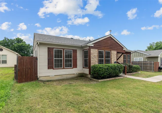 Photo 2 of Single family home for sale at 109 S 1st St, Godley, TX 76044 | MLS# 21273245 | Listing updated on 2026-07-31