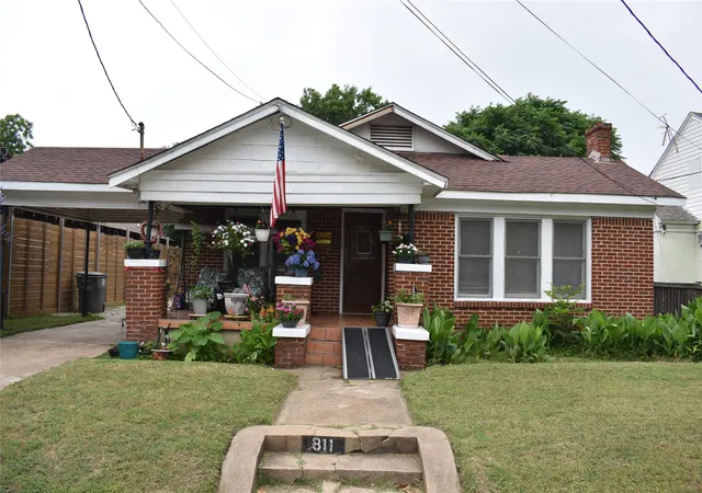 Photo 1 of Single family home for sale at 811 Buckalew St, Dallas, TX 75208 | MLS# 21273363 | Listing updated on 2026-09-09