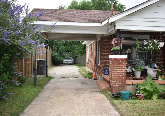 Photo 2 of Single family home for sale at 811 Buckalew St, Dallas, TX 75208 | MLS# 21273363 | Listing updated on 2026-09-09