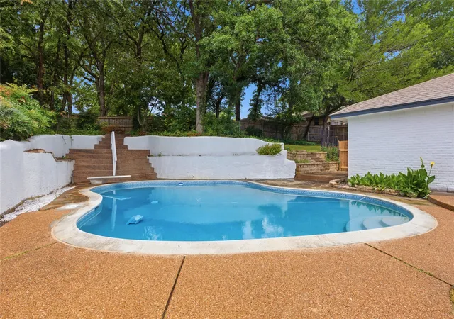 Photo 2 of Single family home for sale at 237 Bradford Dr, Hurst, TX 76053 | MLS# 21273710 | Listing updated on 2026-09-11
