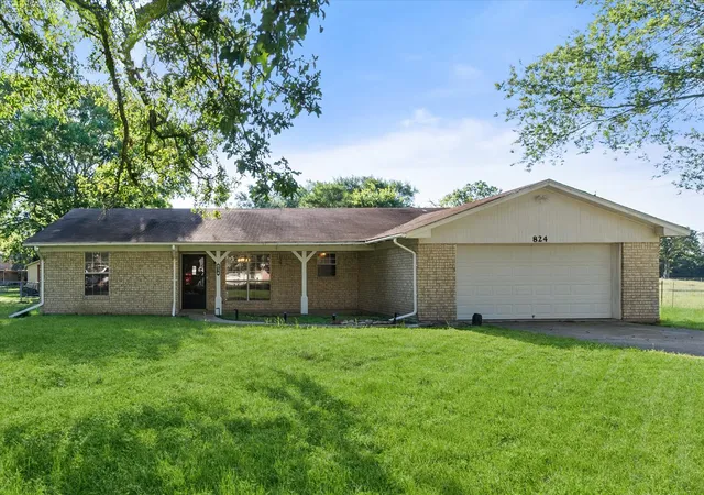 Photo 1 of Single family home for sale at 824 Stardust Ln, Fairfield, TX 75840 | MLS# 21272225 | Listing updated on 2026-09-09
