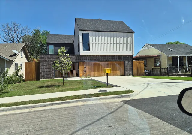 Photo 3 of Sale Pending at 335 Avenue J, Dallas, TX 75203 | MLS# 21249059 | Listing updated on 2026-09-11