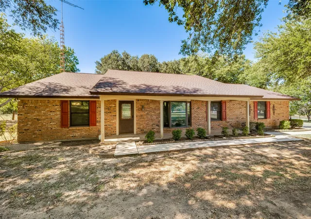 Photo 3 of Sale Pending at 5547 Woodland Hills Dr, Denton, TX 76208 | MLS# 21274096 | Listing updated on 2026-09-18