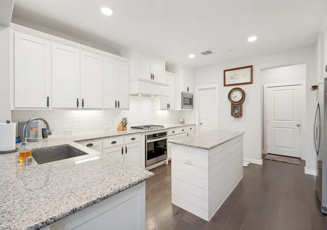 Photo 3 of Townhouse for sale at 669 Trail Side Dr, Lewisville, TX 75067 | MLS# 21271214 | Listing updated on 2026-09-14