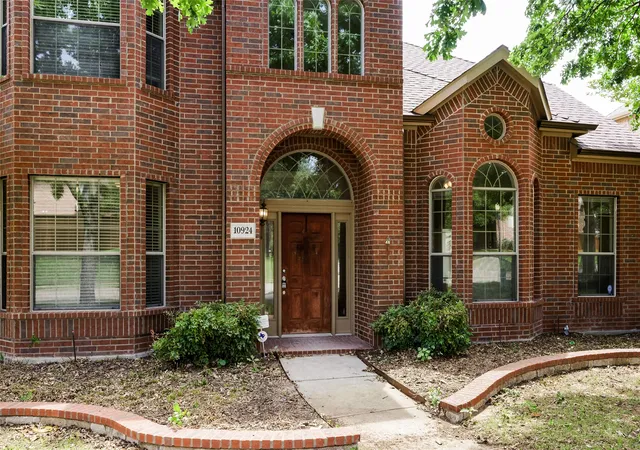 Photo 3 of Single family home for sale at 10924 Coralberry Dr, Frisco, TX 75033 | MLS# 21147295 | Listing updated on 2026-09-10