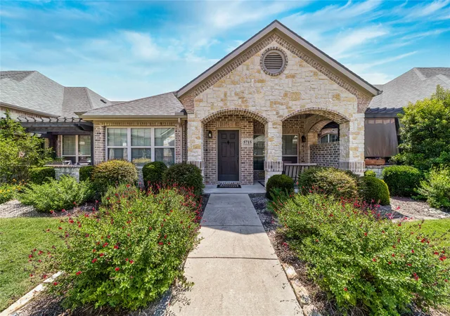 Townhouse for sale at 5715 Hummingbird Ln, Fairview, TX 75069 | MLS# 21274283