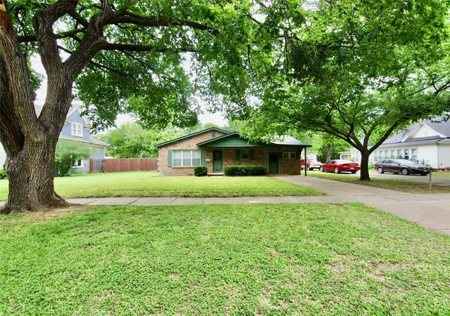 Photo 1 of Single family home for sale at 804 Kentucky St, Graham, TX 76450 | MLS# 21274685 | Listing updated on 2026-09-15