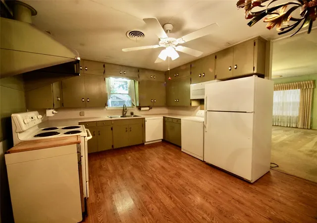 Photo 3 of Single family home for sale at 804 Kentucky St, Graham, TX 76450 | MLS# 21274685 | Listing updated on 2026-09-15