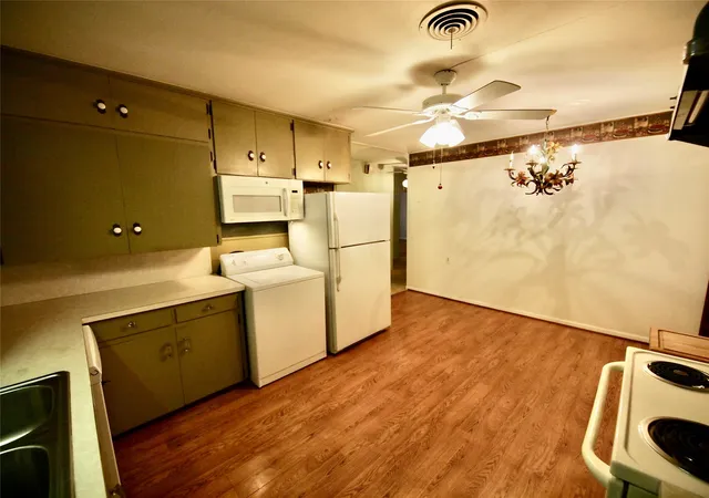 Photo 3 of Single family home for sale at 804 Kentucky St, Graham, TX 76450 | MLS# 21274685 | Listing updated on 2026-09-15