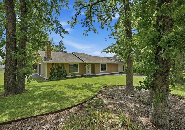 Photo 3 of Single family home for sale at 100 Cayuga Cvs, Gainesville, TX 76240 | MLS# 21272775 | Listing updated on 2026-09-13