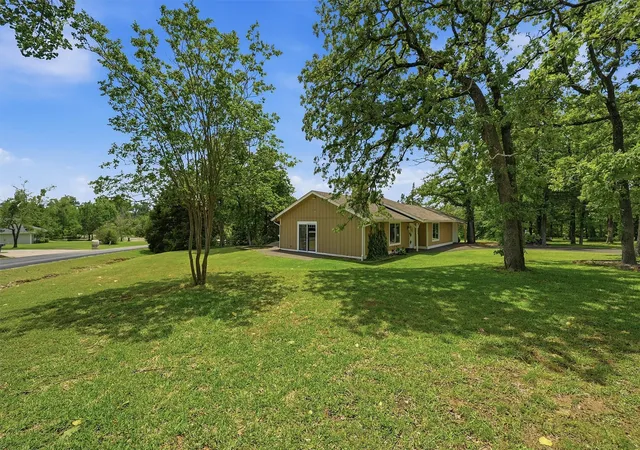 Photo 3 of Single family home for sale at 100 Cayuga Cvs, Gainesville, TX 76240 | MLS# 21272775 | Listing updated on 2026-09-13