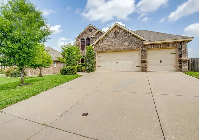Photo 3 of Single family home for sale at 1537 Silverstone Dr, Weatherford, TX 76087 | MLS# 21274219 | Listing updated on 2026-09-13