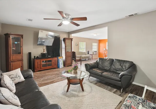 Photo 4 of House for sale at 503 E 6Th St, Dallas, TX 75203 | MLS# 21273908 | Listing updated on 2026-09-12