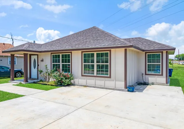 Photo 1 of Single family home for sale at 308 Avenue A, Ennis, TX 75119 | MLS# 21275147 | Listing updated on 2026-09-14