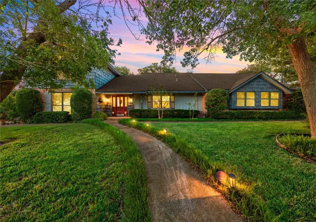 Photo 1 of Sale Pending at 10011 Lost Oak Ridge Dr, Woodway, TX 76712 | MLS# 21267354 | Listing updated on 2026-09-15