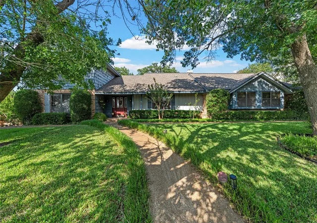 Photo 2 of Sale Pending at 10011 Lost Oak Ridge Dr, Woodway, TX 76712 | MLS# 21267354 | Listing updated on 2026-09-15
