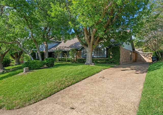 Photo 3 of Sale Pending at 10011 Lost Oak Ridge Dr, Woodway, TX 76712 | MLS# 21267354 | Listing updated on 2026-09-15