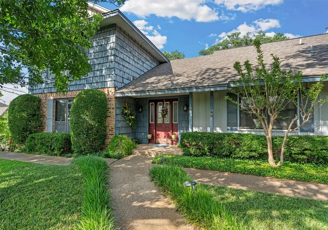 Photo 3 of Sale Pending at 10011 Lost Oak Ridge Dr, Woodway, TX 76712 | MLS# 21267354 | Listing updated on 2026-09-15