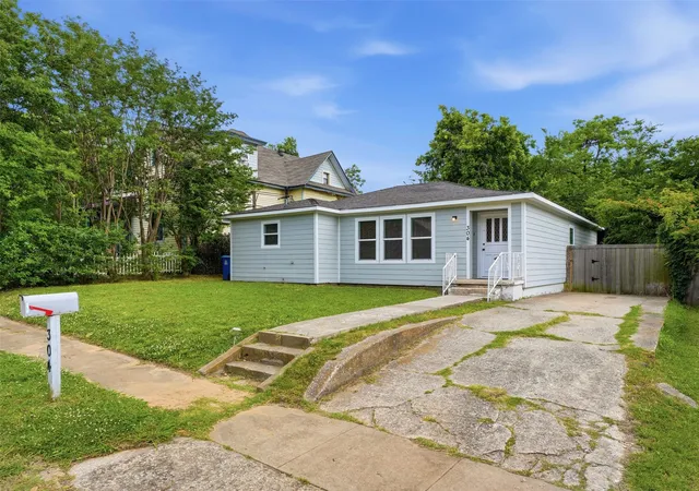 Photo 1 of Single family home for sale at 304 W Texas St, Denison, TX 75020 | MLS# 21275012 | Listing updated on 2026-10-06