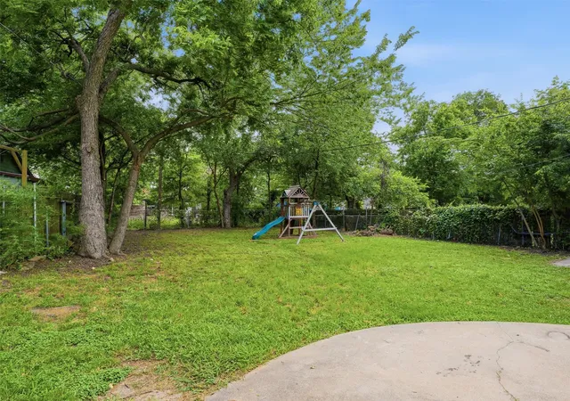 Photo 26 of Single family home for sale at 304 W Texas St, Denison, TX 75020 | MLS# 21275012 | Listing updated on 2026-10-06
