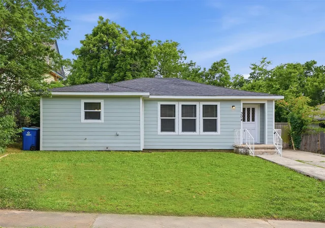 Photo 2 of Single family home for sale at 304 W Texas St, Denison, TX 75020 | MLS# 21275012 | Listing updated on 2026-10-06