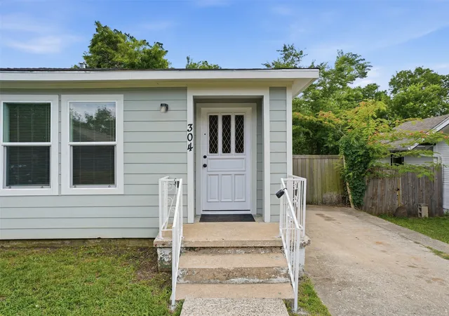Photo 3 of Single family home for sale at 304 W Texas St, Denison, TX 75020 | MLS# 21275012 | Listing updated on 2026-10-06