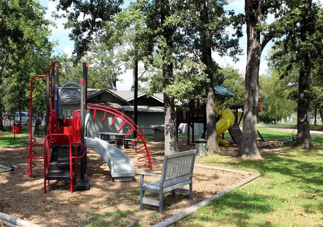 Photo 40 of Single family home for sale at 111 Trailwood Rd, Enchanted Oaks, TX 75156 | MLS# 21275728 | Listing updated on 2026-10-01