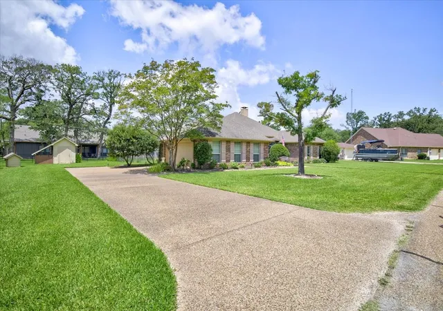 Photo 3 of Single family home for sale at 111 Trailwood Rd, Enchanted Oaks, TX 75156 | MLS# 21275728 | Listing updated on 2026-09-11