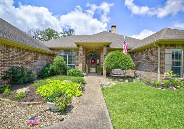 Photo 4 of Single family home for sale at 111 Trailwood Rd, Enchanted Oaks, TX 75156 | MLS# 21275728 | Listing updated on 2026-10-01