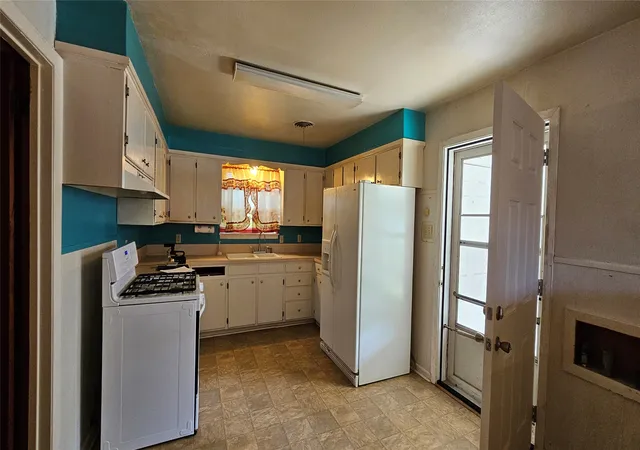Photo 3 of Single family home for sale at 408 Buchanan St, Whitesboro, TX 76273 | MLS# 21275545 | Listing updated on 2026-09-10