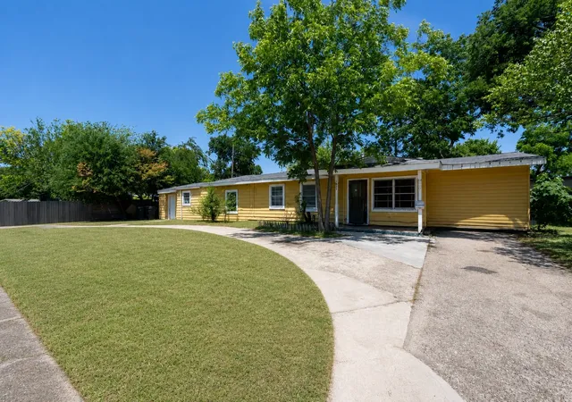 Photo 3 of Sale Pending at 1623 Fresno St, Dallas, TX 75217 | MLS# 21268937 | Listing updated on 2026-09-15