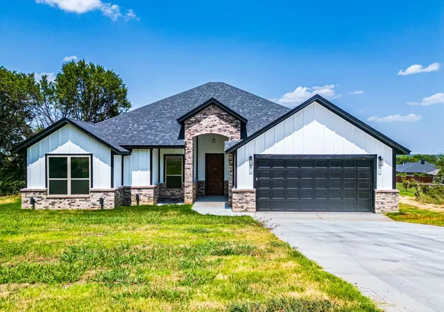 Photo 1 of Single family home for sale at 4019 Seminole Trl, Granbury, TX 76048 | MLS# 21266676 | Listing updated on 2026-09-17