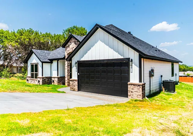 Photo 2 of Single family home for sale at 4019 Seminole Trl, Granbury, TX 76048 | MLS# 21266676 | Listing updated on 2026-09-17