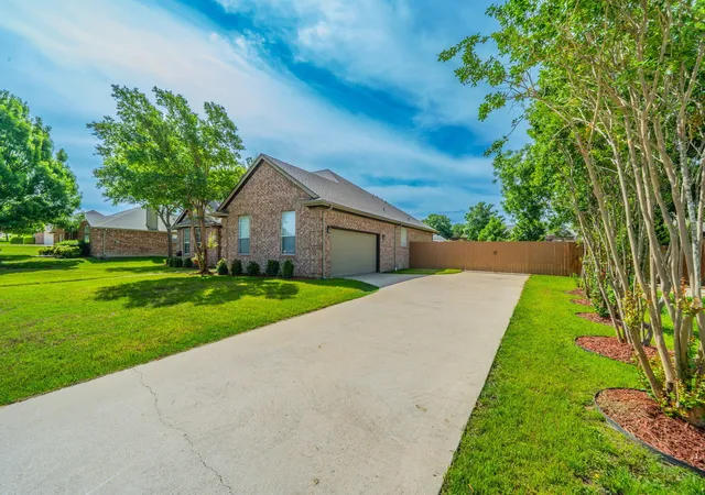 Photo 3 of Single family home for sale at 2114 Sagewood Dr, Weatherford, TX 76087 | MLS# 21270567 | Listing updated on 2026-09-08