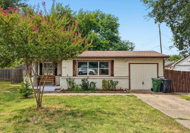 Photo 3 of Single family home for sale at 1812 Melissa St, Arlington, TX 76010 | MLS# 21277157 | Listing updated on 2026-09-11