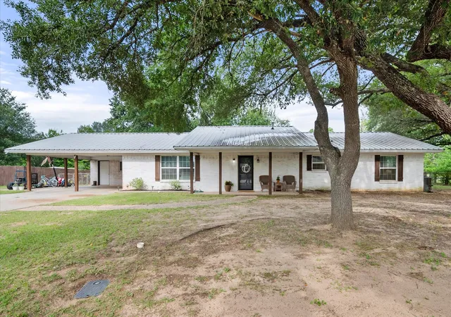 Photo 1 of Single family home for sale at 951 Faircrest Dr, Fairfield, TX 75840 | MLS# 21277097 | Listing updated on 2026-07-28