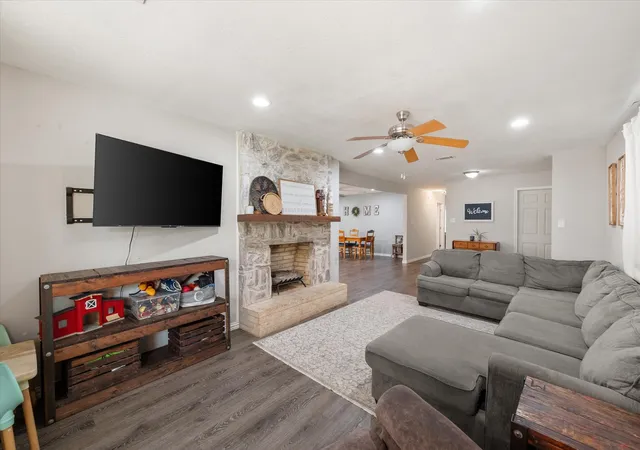 Photo 3 of Single family home for sale at 951 Faircrest Dr, Fairfield, TX 75840 | MLS# 21277097 | Listing updated on 2026-07-28