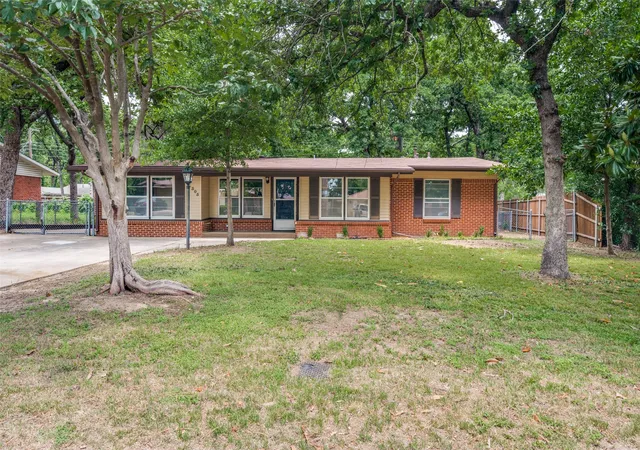 Photo 1 of Single family home for sale at 1305 W Lavender Ln, Arlington, TX 76013 | MLS# 21276978 | Listing updated on 2026-07-30