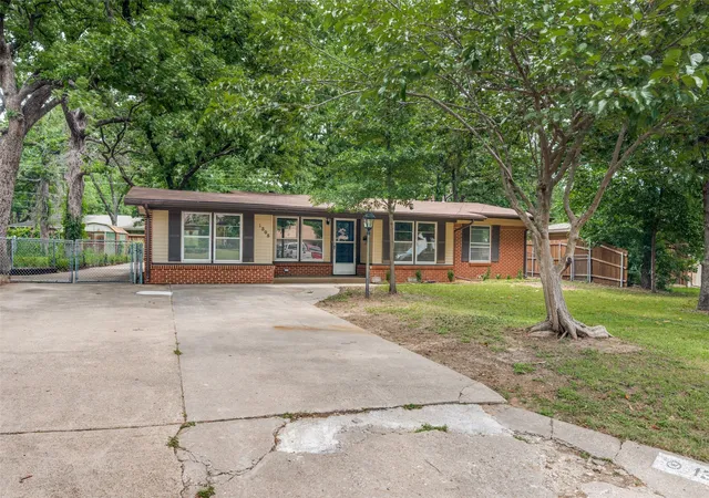 Photo 2 of Single family home for sale at 1305 W Lavender Ln, Arlington, TX 76013 | MLS# 21276978 | Listing updated on 2026-07-30