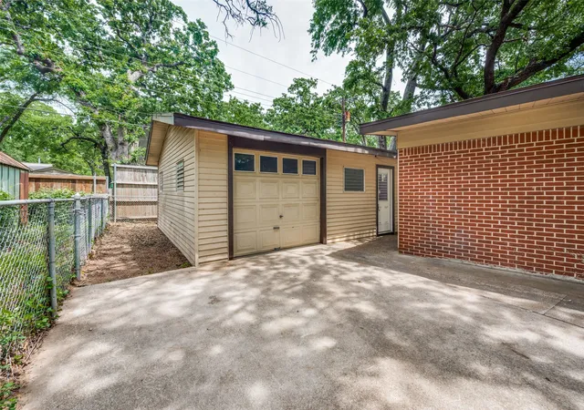Photo 3 of Single family home for sale at 1305 W Lavender Ln, Arlington, TX 76013 | MLS# 21276978 | Listing updated on 2026-07-30