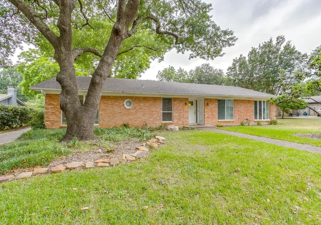Photo 2 of Sale Pending at 4000 Sundown Dr, Fort Worth, TX 76116 | MLS# 21272087 | Listing updated on 2026-09-11